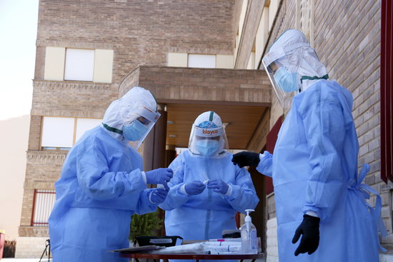Medical staff prepare to carry out PCR tests in a residential home in Aitona, Lleida (by Laurar Cortés)